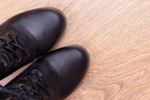 Czarne skórzane buty na drewniane tła — Zdjęcie stockowe