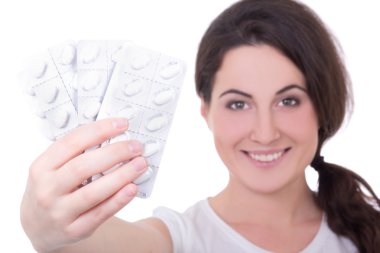 çekici bir genç kadın gösteren blister whit üzerinde izole hap