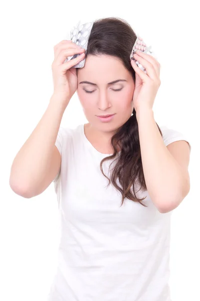 Joven mujer atractiva con dolor de cabeza con pastillas aisladas en w — Foto de Stock