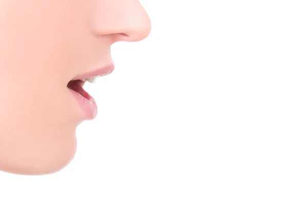 Nahaufnahme des weiblichen Mundes isoliert auf weiss — Stockfoto