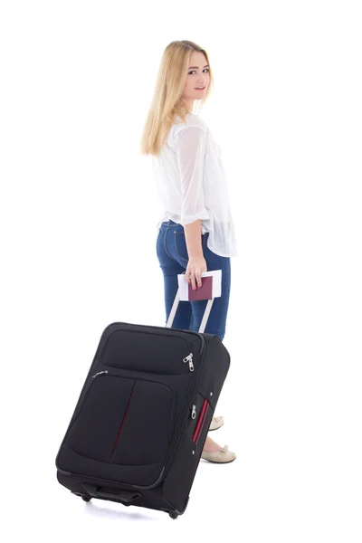 Jovem mulher atraente com mala, passaporte e bilhete isolat — Fotografia de Stock