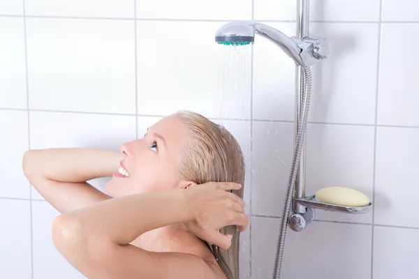 Jeune femme séduisante, une douche — Photo