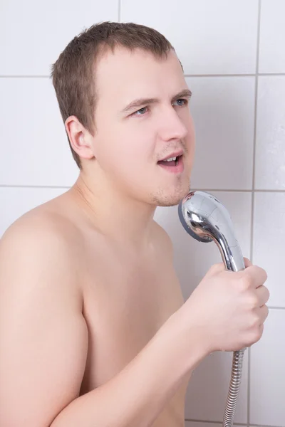 Jonge man sinfing in de douche — Stockfoto