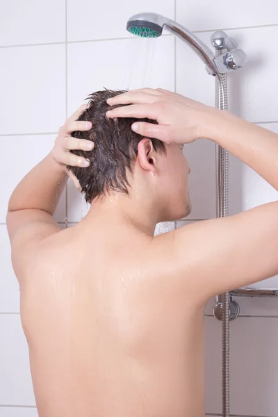 若い魅力的な男性の浴室で頭を洗う — ストック写真