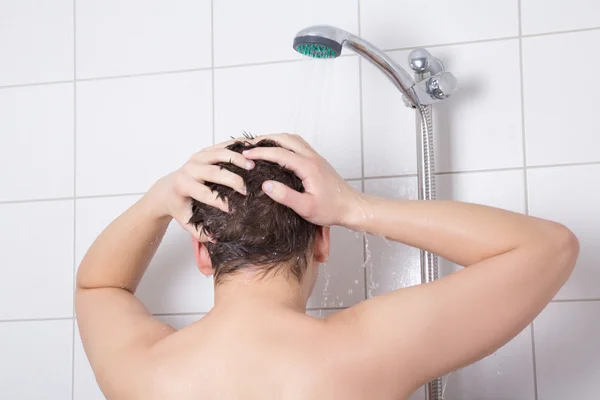 Jovem atraente, tomando uma ducha — Fotografia de Stock