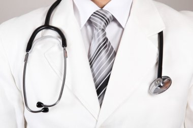 Doktorlar beyaz ceket ve stetoskop ile yakından