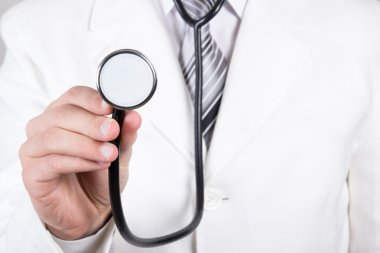 Doktorlar kontrolden stetoskop ile yakın çekim