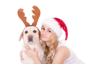 güzel genç kız köpek izole wh üzerinde Ren geyiği boynuzları ile