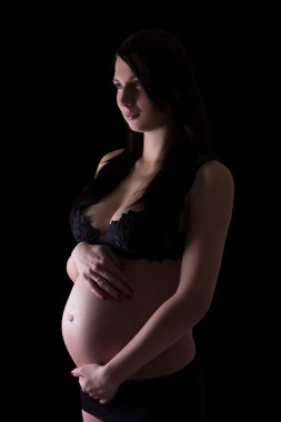 siyah üzerine izole iç çamaşırı genç güzel bir hamile kadın
