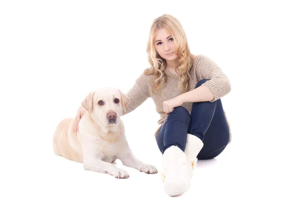 Jonge vrouw zitten met hond geïsoleerd op wit — Stockfoto