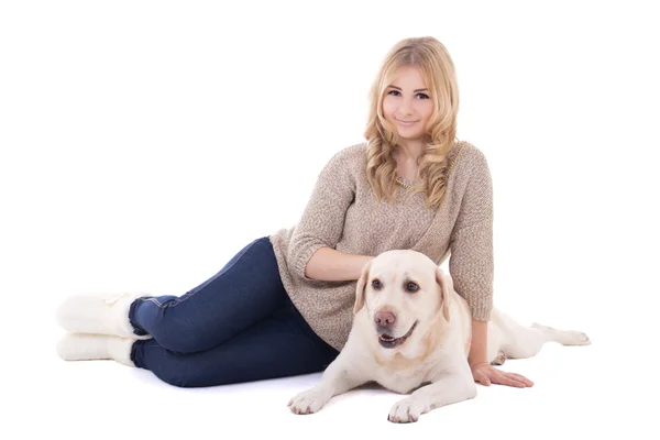 Jonge mooie vrouw zitten met hond geïsoleerd op wit — Stockfoto