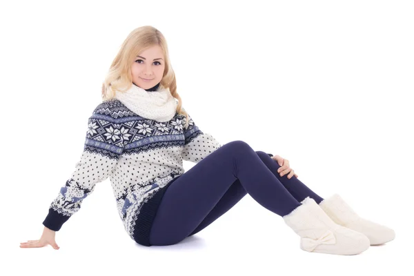 Jonge mooie blonde in winterkleren zitten geïsoleerd op whit — Stockfoto