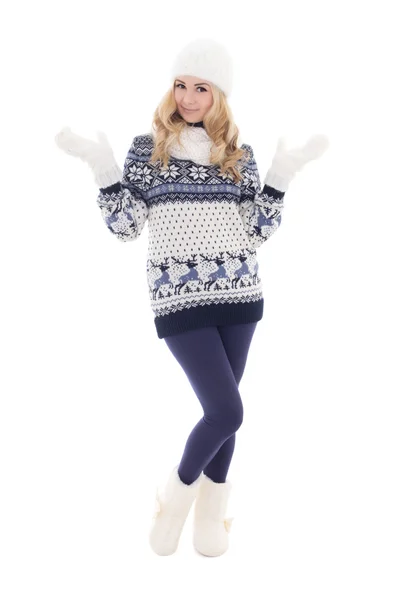 Roztomilá krásná dívka pózuje v zimní oblečení izolované na bílém — Stock fotografie