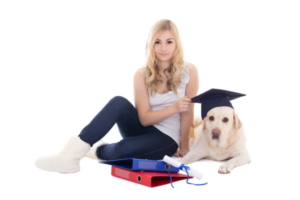 Jonge mooie vrouw zitten met hond in student hoed geïsoleerde o — Stockfoto