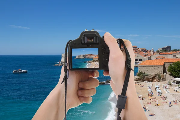 Câmera DSLR em mãos masculinas tirando foto de paisagem bonita — Fotografia de Stock