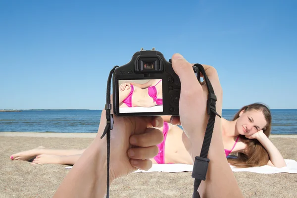 Fotocamera DSLR in mani maschili e scattare foto della bella donna su t — Foto Stock