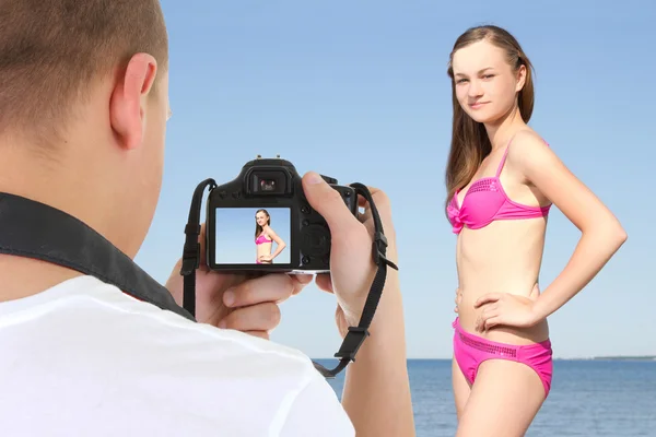 Photographer with dslr camera taking picture of beautiful woman —  Fotos de Stock