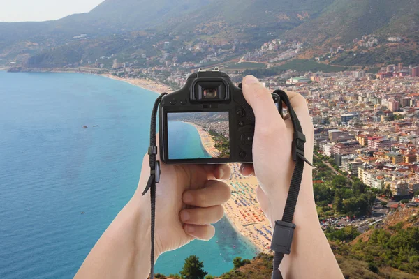 Камеры в мужских руках снимок красивый пейзаж — стоковое фото