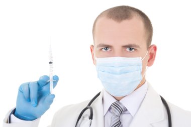 maske üzerinde beyaz izole şırınga ile genç bir doktor portresi