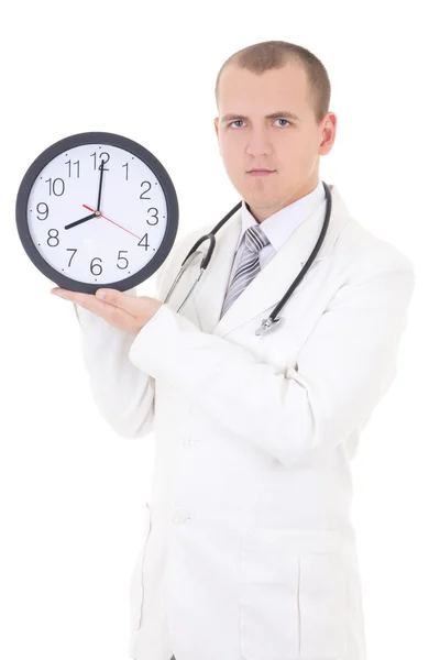 Jungen männlichen Arzt halten Uhr isoliert auf weiss — Stockfoto