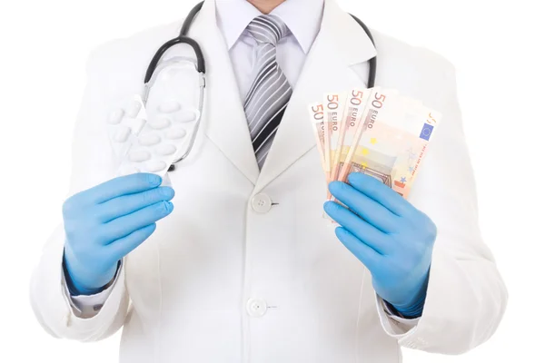 Pacote de comprimidos e notas de euro em médico mãos ó isolado — Fotografia de Stock
