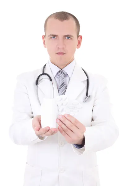 Giovane medico con pacchetto e bottiglia di pillole isolato su bianco — Foto Stock