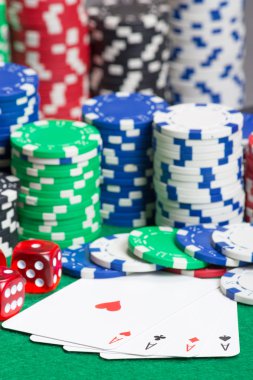 zar, dört as ve yeşil keçe üzerindeki fişlere