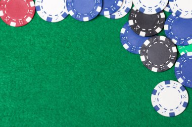 Yeşil tablo arka plan üzerinde Poker fişleri