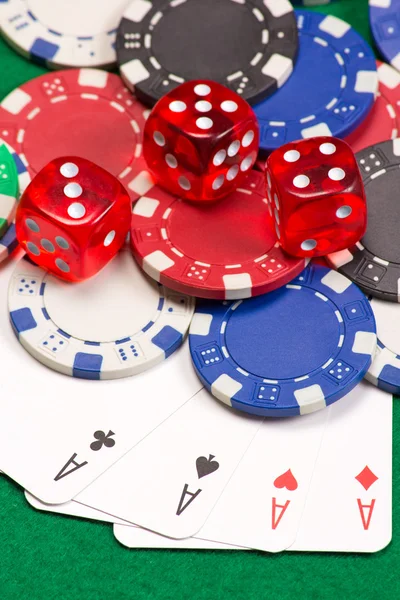 Fichas de pôquer, dados e quatro ases na mesa verde — Fotografia de Stock