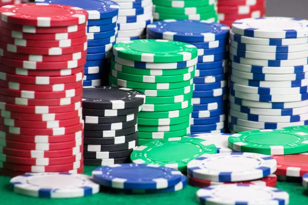 Poker žetony na zelené kasino, cítil — Stock fotografie
