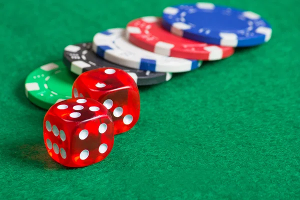 Červené kostky na kasino tabulky s čipy — Stock fotografie