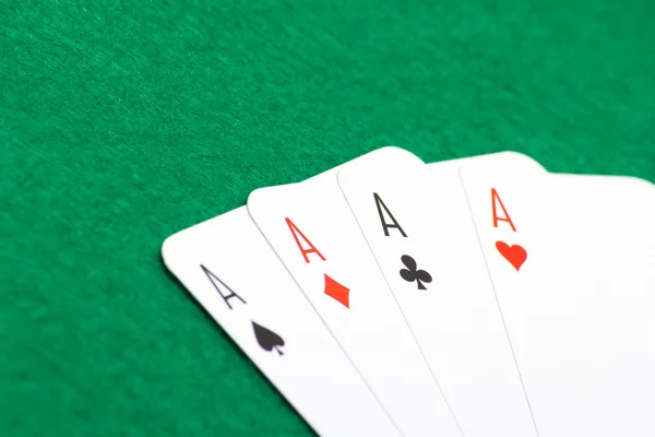 Quattro assi sul tavolo da casinò verde — Foto Stock