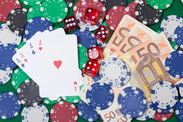 Quattro assi, soldi, fiches da poker e dadi — Foto Stock