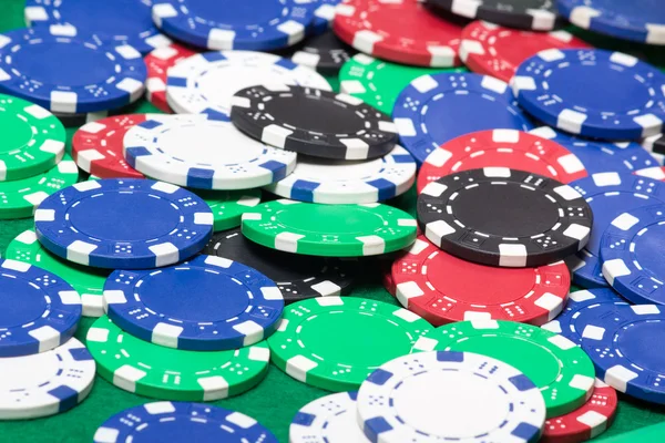 Vicino di colorato poker giocare fiches sul tavolo — Foto Stock