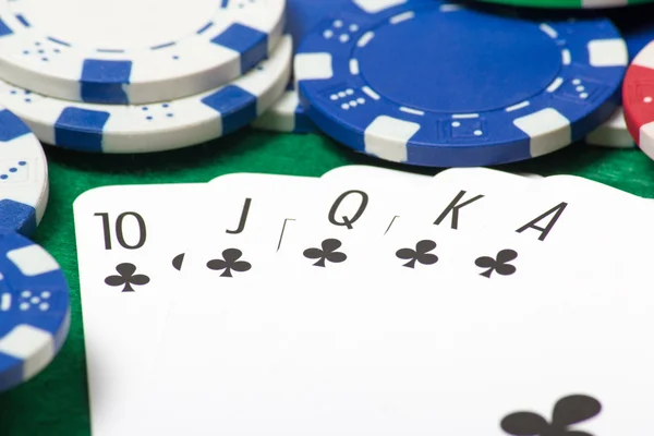 Close-up de uma combinação de royal flush no poker com chips — Fotografia de Stock