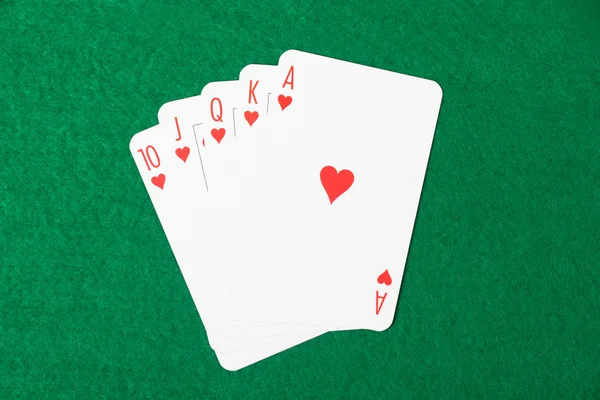 Poker kartları floş royal kombinasyon üzerinde yeşil bir bez ile Stok Fotoğraf