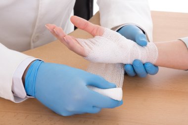 genç erkek doktor el sarmak yakın çekim