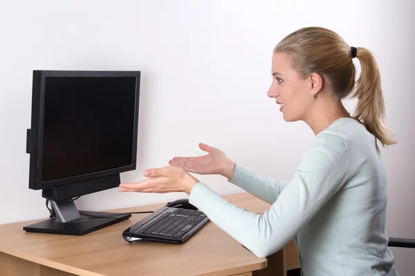 Mulher estressada, utilizando o computador pessoal no trabalho — Fotografia de Stock
