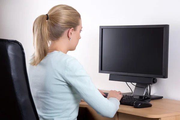 Bakifrån med kvinna med persondator i office — Stockfoto