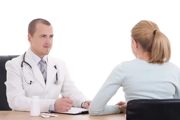 Αρσενικό γιατρός και γυναίκα, μιλώντας στο γραφείο που απομονώνονται σε λευκό — Φωτογραφία Αρχείου