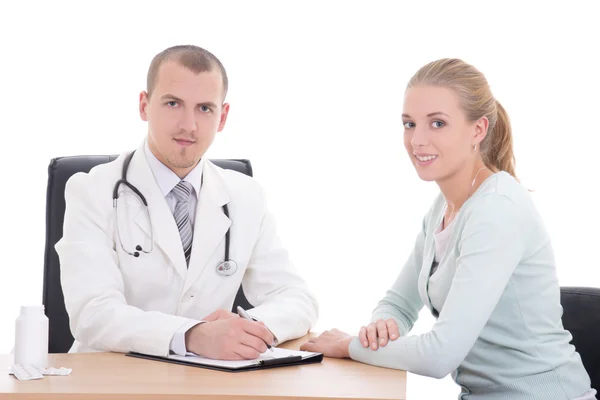 Giovane medico e paziente femminile isolato su bianco — Foto Stock