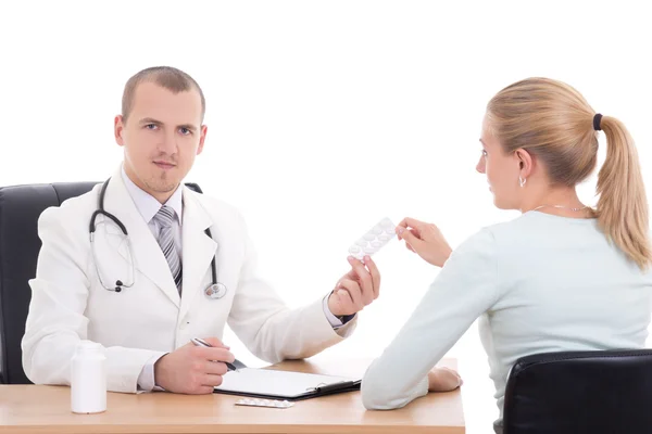 Lekarz daje tabletki kobieta młody na białym tle — Zdjęcie stockowe