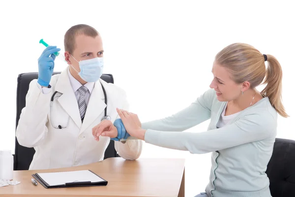 Doctor in mask with syringe and terrified young female patient i — Stock Photo, Image