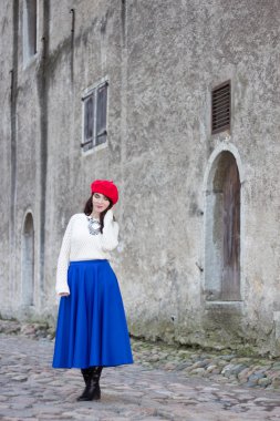 antik şehirde yürüyüş güzel kadın