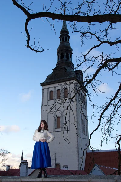 Piękna kobieta w starym mieście w Tallinnie - zmierzch — Zdjęcie stockowe