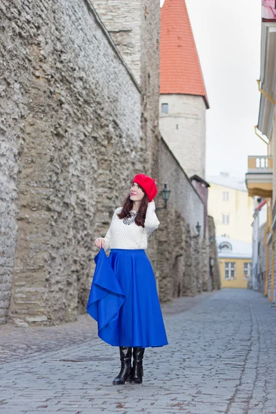 Aantrekkelijke vrouw lopen in de oude stad van tallinn, Estland — Stockfoto