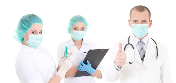 Equipo de cirujanos en máscaras verdes aisladas en blanco — Foto de Stock