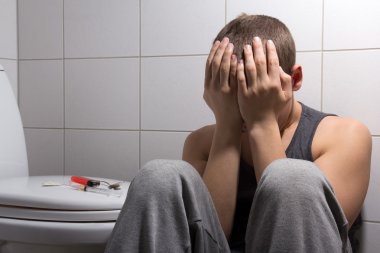 adam tuvalette otururken eroin bağımlılığı ile uçmuş.