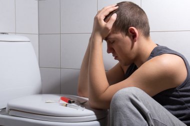 wc odada eroin bağımlılığı ile depresif adam