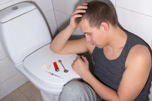 Gesteinigt Mann mit Heroinabhängigkeit im Badezimmer — Stockfoto